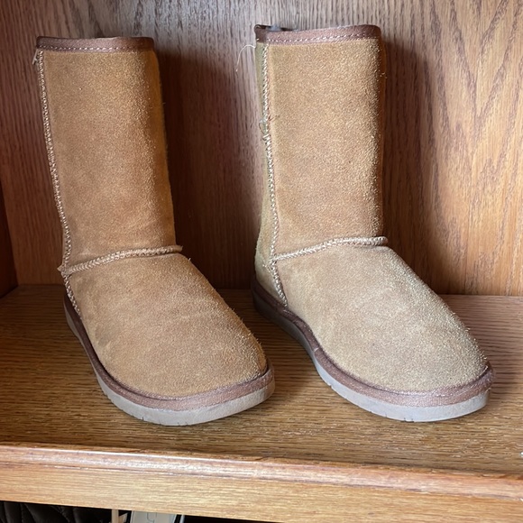 Comfy boots by Minnetonka - Picture 2 of 3